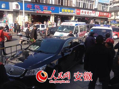 别克车挡住了送病人入院的急救车