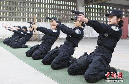 重庆女特警队展示技艺 十八般武艺样样精通(图)