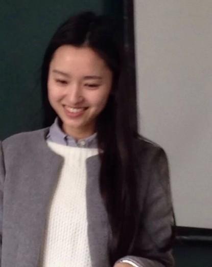 最美英语老师走红网络 学校派保安护花