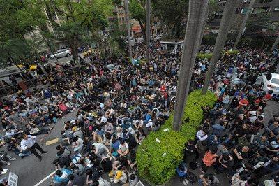 台湾学生及民众冲击立法机构 已有11人被送医