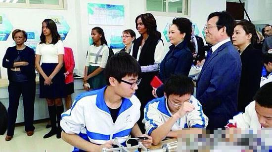 米歇尔访北师大二附中为学生上英语课(组图)