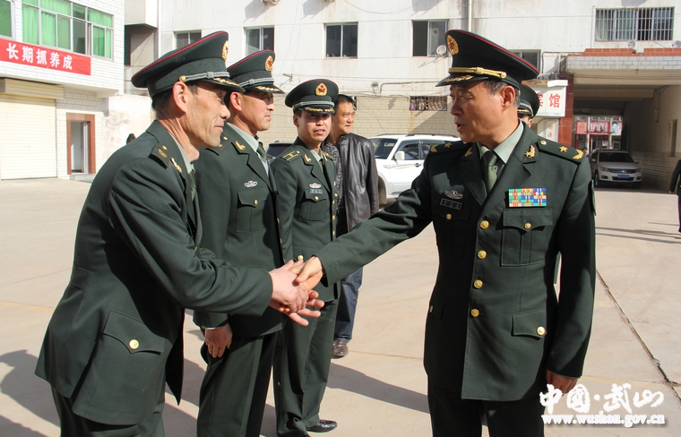 甘肃省军区司令员刘万龙在武山调研人民武装工