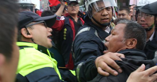 台湾支持与反服贸团体“立法院”外起冲突(图)