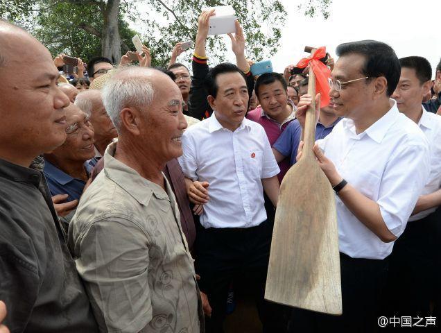 李克强获赠渔民使用20多年的船桨:应珍存在博物馆(图)