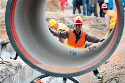 ���գ�ʩ����Ա�ڽ�����ˮ�ܵ�������ҵ���������ڶԷ��ֱ�����������������ܵ��ֱ����·��裬�¹��߽�������15����20�깩ˮ��ȫ���»������ �±� ��