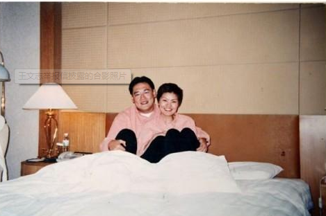 从宋林和杨丽娟的合影看,两人合影时的态度当属亲近。