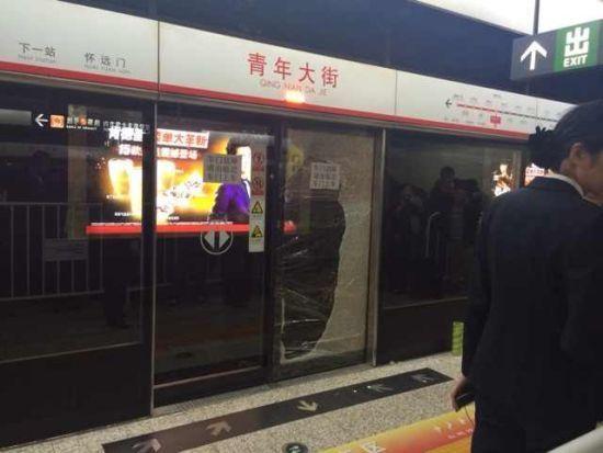 沈阳警方:打火机着火引乌龙 地铁乘客砸玻璃系自救