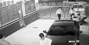 民警合力将劫匪按住