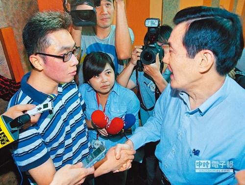 台反服贸学生“深入敌营” 当马英九面自抽巴掌(图)