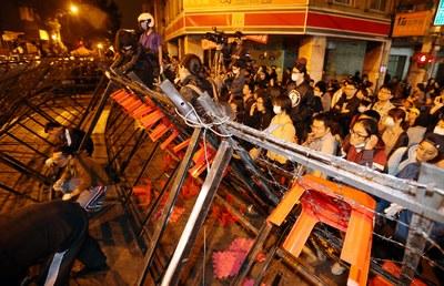 台民间团体再闯立法机构现场冲突不断(图)