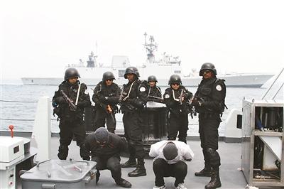 中国首次主导多国演习 模拟“海盗”劫船(图)
