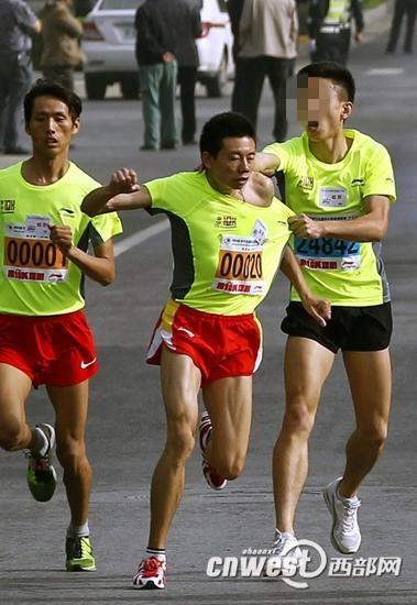 �ű�ǿ������·�ܱ���ʱ����һλ������ѡ�ֱ��򡣲鿴������ͼ