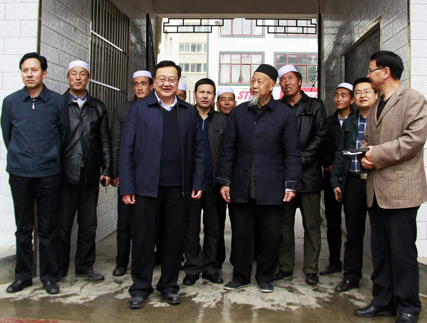 张家川县委常委会带头开展教育实践活动征求意见综述