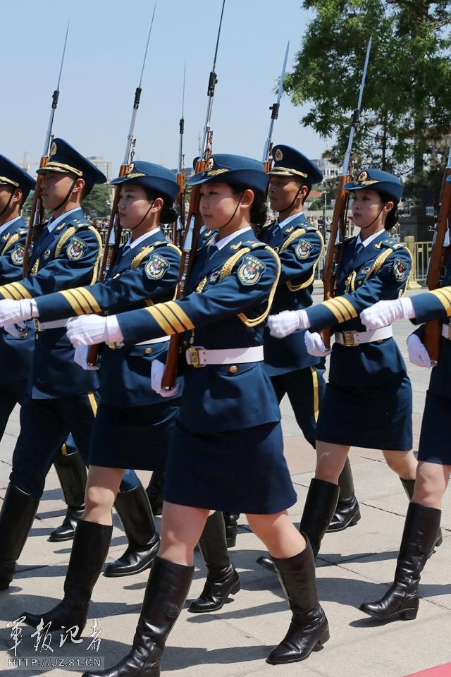 组图:解放军三军仪仗队首现女仪仗兵身影