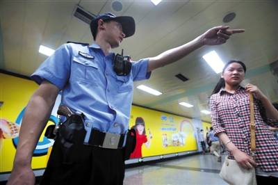 昨日,民警带枪在1号线东单地铁站内进行巡逻。新京报记者 王贵彬 摄