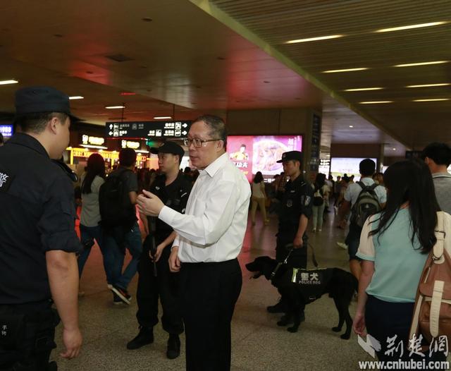 李鸿忠周日访武昌火车站 问特警:是真枪实弹吗