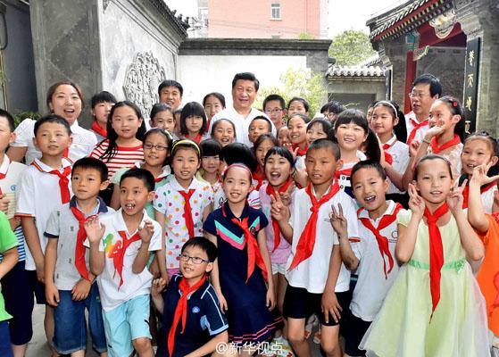 习近平看望少年儿童 掏钱买文具参加爱心义卖