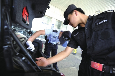 白庙收费站,民警逐一查车。京华时报记者蒲东峰摄
