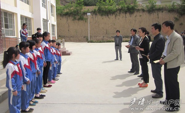 发放救助金.jpg 发放救助金.jpg