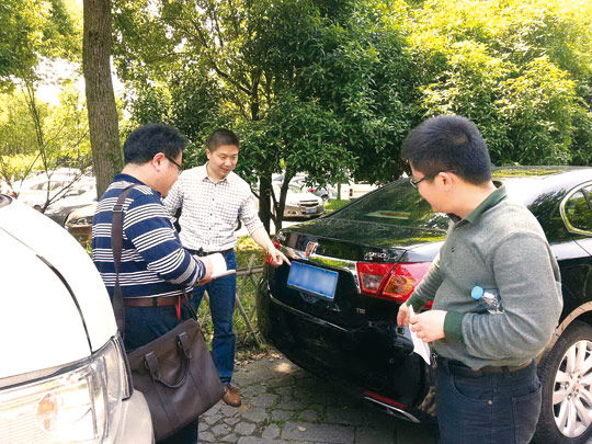图为5月2日浙江省杭州市纪委检查组工作人员在西溪湿地景区停车场检查公车私用情况。记者 杨诗琪 摄