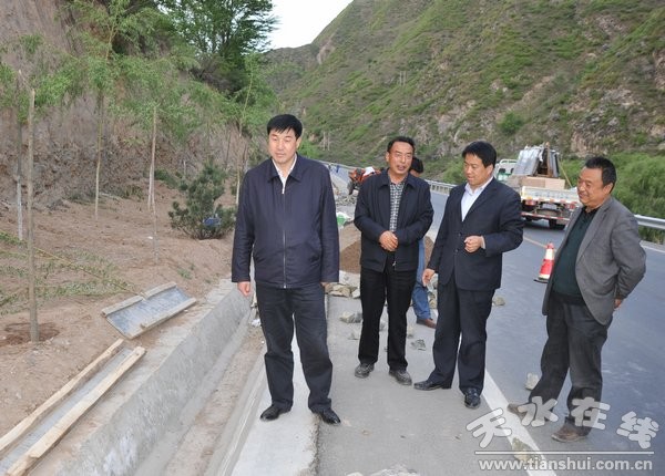 5月4日县委书记刘天波检查道路绿化工程 (16).jpg