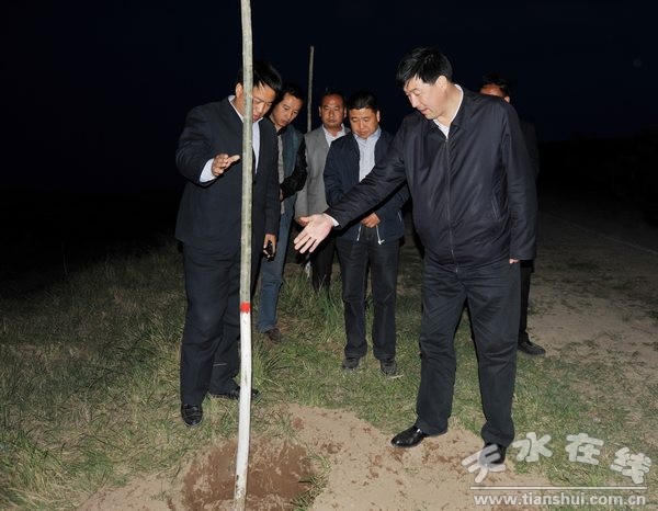 5月4日县委书记刘天波检查道路绿化工程 (34).jpg