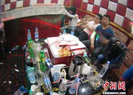 南昌“90后”庆生开吸毒派对 经尿检60人被拘(图)