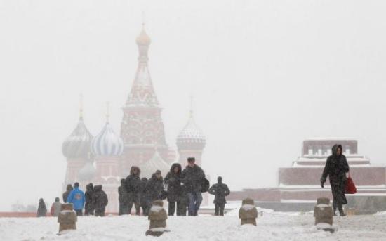 莫斯科五月飞雪市区白雪皑皑市民纷纷拍照（图）