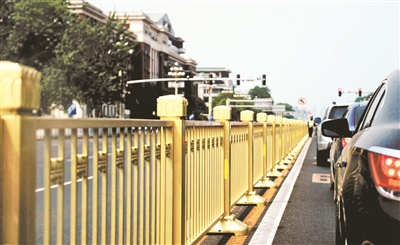 从复兴门到建国门,长安街一线全部更换为金色护栏