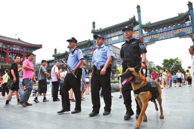 民警持枪携警犬在前门大栅栏巡逻。京华时报记者赵思衡摄