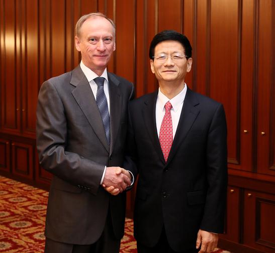 6月19日,中共中央政治局委员、中央政法委书记孟建柱在俄罗斯喀山出席第五届安全事务高级代表国际会议期间,会见俄罗斯联邦安全会议秘书帕特鲁舍夫。