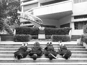 4名大学生“扑街照”走红网络 称留下愉快回忆