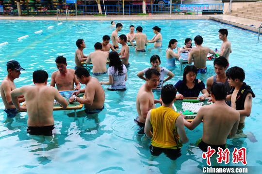 广东一景区举行水上麻将大赛 吸引上百雀友参战