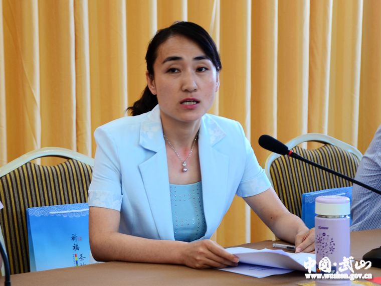 副县长唐玉芳主持研讨会