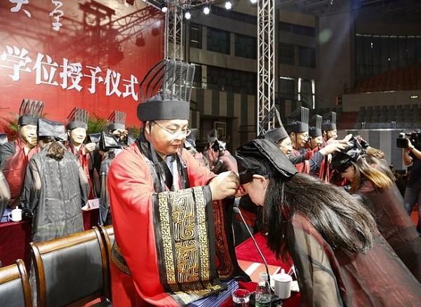 6月20日,江苏一高校举行研究生毕业典礼,典礼上校方领导和毕业生全部身着汉服,采取穿汉服、行汉礼、奏汉乐的形式。图为毕业典礼现场。