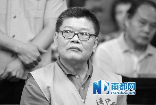 落马官员受审表情:有人痛哭流涕 有人一脸微笑