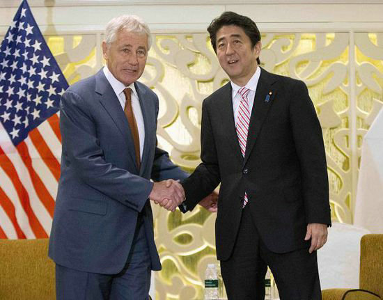 资料图:安倍和哈格尔在本届“香格里拉对话会”上一唱一和,联手针对中国发表挑衅言论, 做法咄咄逼人。