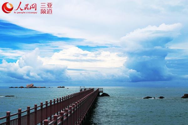 “天涯海角号”空中邮轮现身三亚上空。