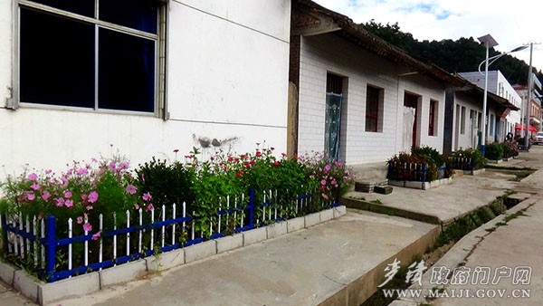 党川主街道沿线花坛建设_副本.jpg 党川主街道沿线花坛建设_副本.jpg