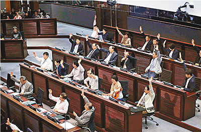 立法会内会最后以35票赞成、25票反对,通过林健锋动议,引用“特权法”调查非法集结的背后策划。