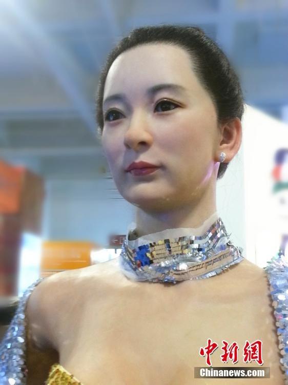 美女机器人穿性感礼服亮相 造型逼真难辨真假