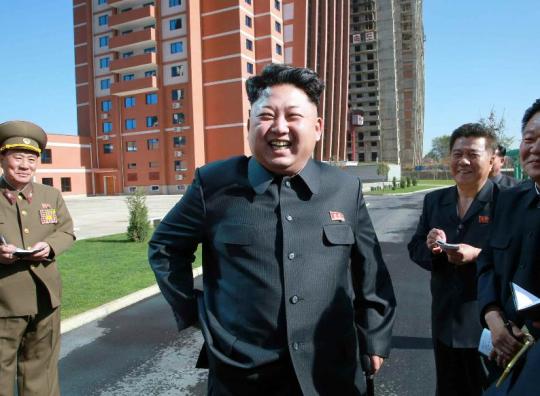 朝鲜最高领导人金正恩视察了完工的金策工业综合大学教育家公寓。