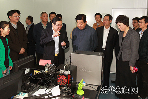 图为贾庆林参观宽带网数字媒体实验室。郭海军 摄