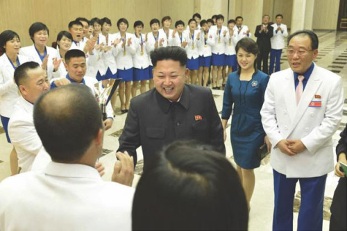 朝鲜最高领导人金正恩同夫人李雪主会见了仁川亚运会和近期世界锦标赛金牌得主。(图片来源:《劳动新闻》)
