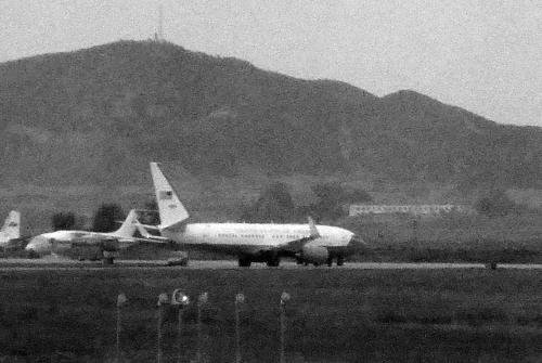 ԭ����ͼ��21�գ�һ�������ɻ�ͣ��ƽ��˳�����ʻ�����