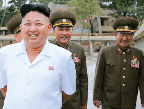 图为今年8月18日《劳动新闻》报道的朝鲜第一委员长金正恩访问连丰科学家修养所时随同访问的国防委设计局长马元春(音,中),右侧是军方总政治局长黄炳瑞。