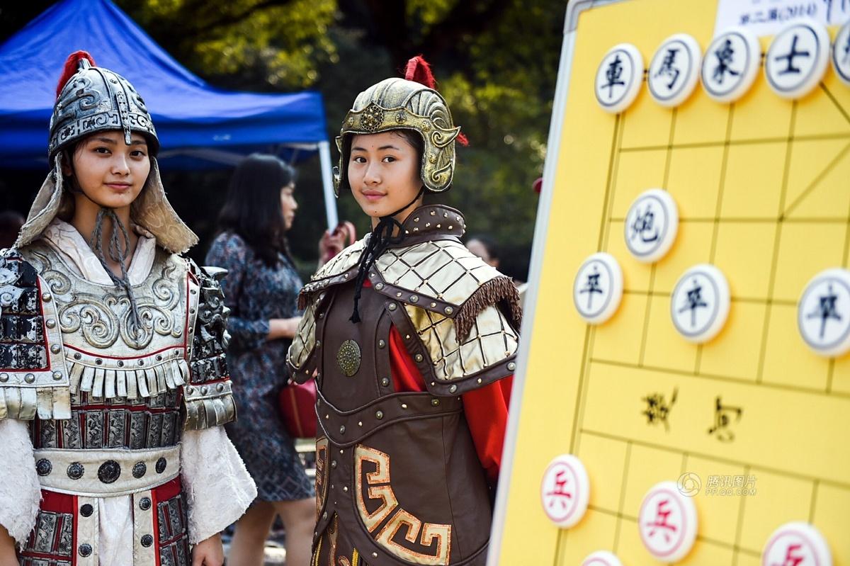 西湖上演象棋真人秀 艺校美女当棋子(图)