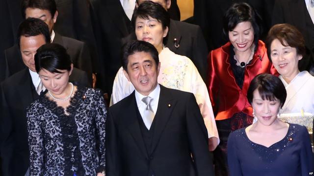 日本紧急民调:安倍内阁支持率跌惨了 仅为53%