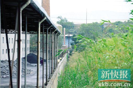 警方在监狱附近一废弃厂房边抓获李孟军。新快报记者 曾泓/摄