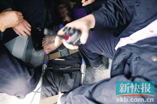 李孟军(中)落网。新华社发